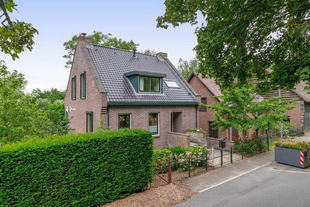 Huis Charloisse Lagedijk 904 in Rotterdam