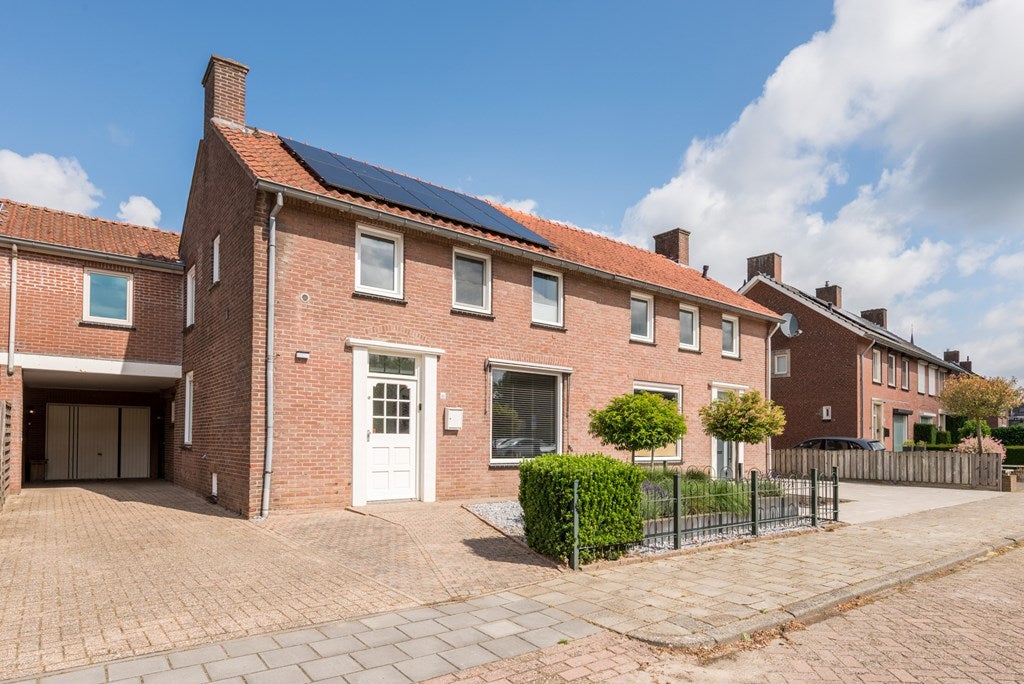 Huis Rasstraat 10 in Budel