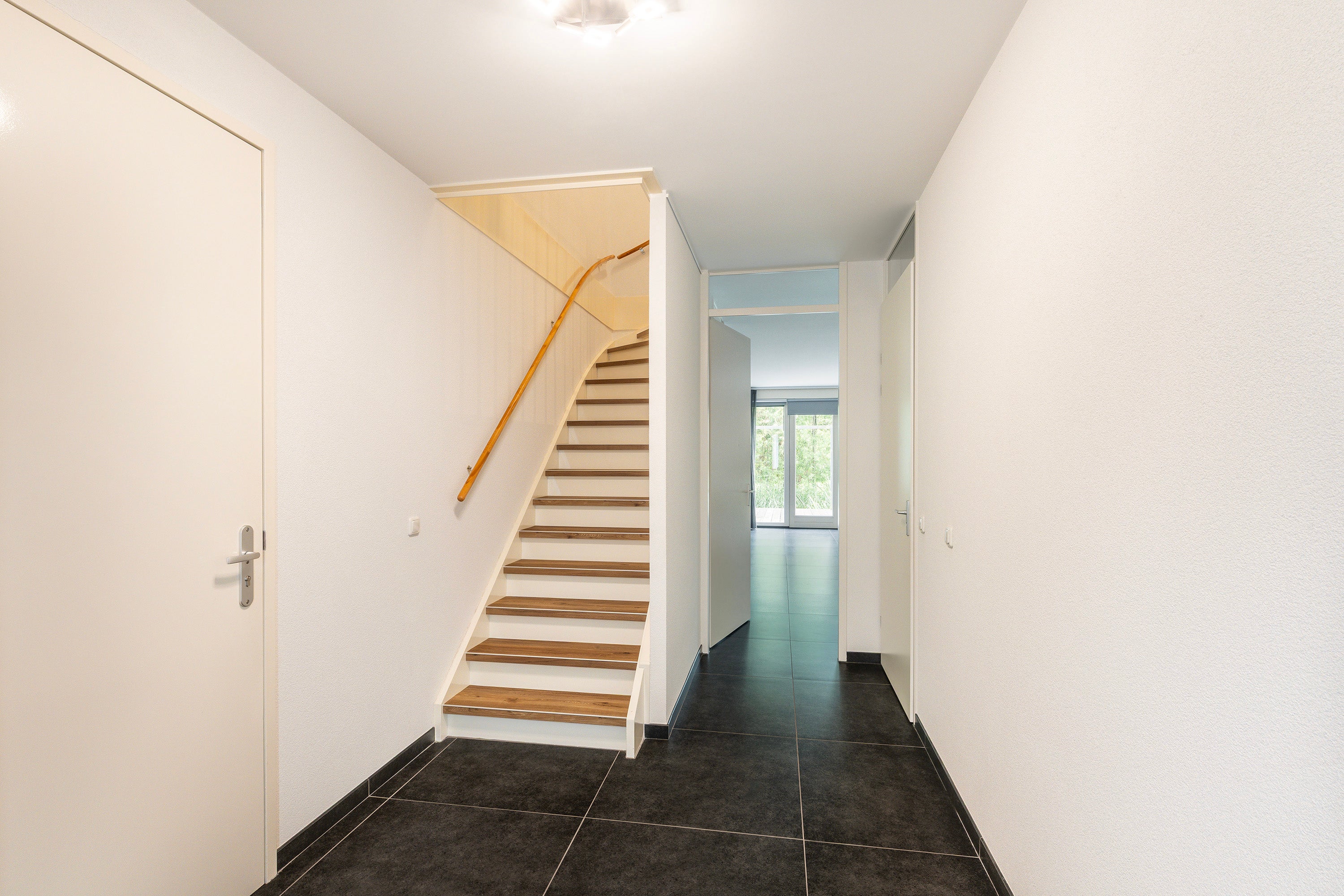 Twee-onder-één-kap te koop: Hugo de Vriesstraat 9, Vlaardingen