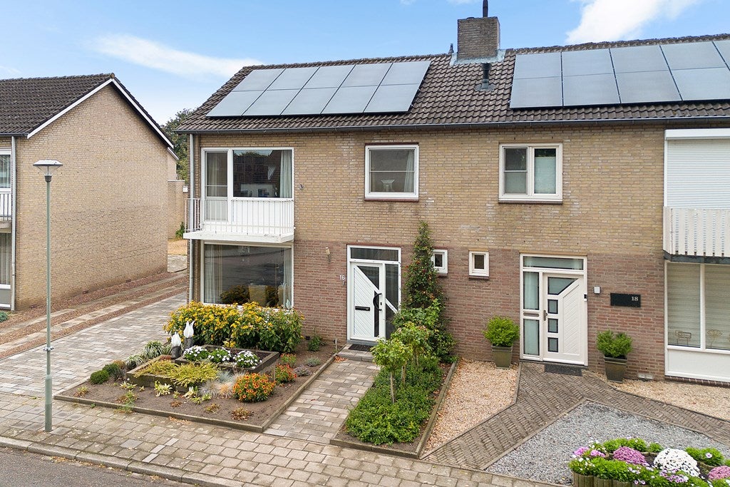 Twee-onder-één-kap te koop: Prinses Margrietstraat 16, Grathem