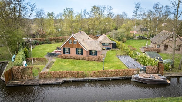 Huis Hagenbroekweg 6 in Ossenzijl