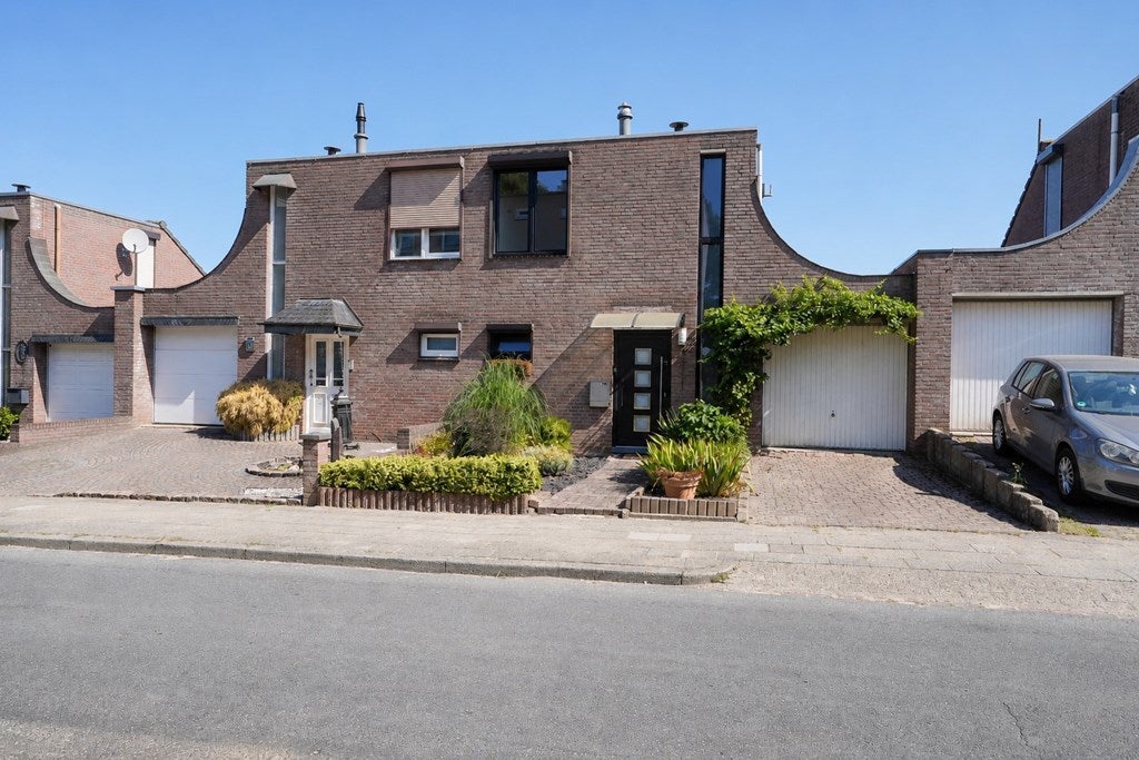 Huis Ir Em Mélottestraat 17 in Vaals