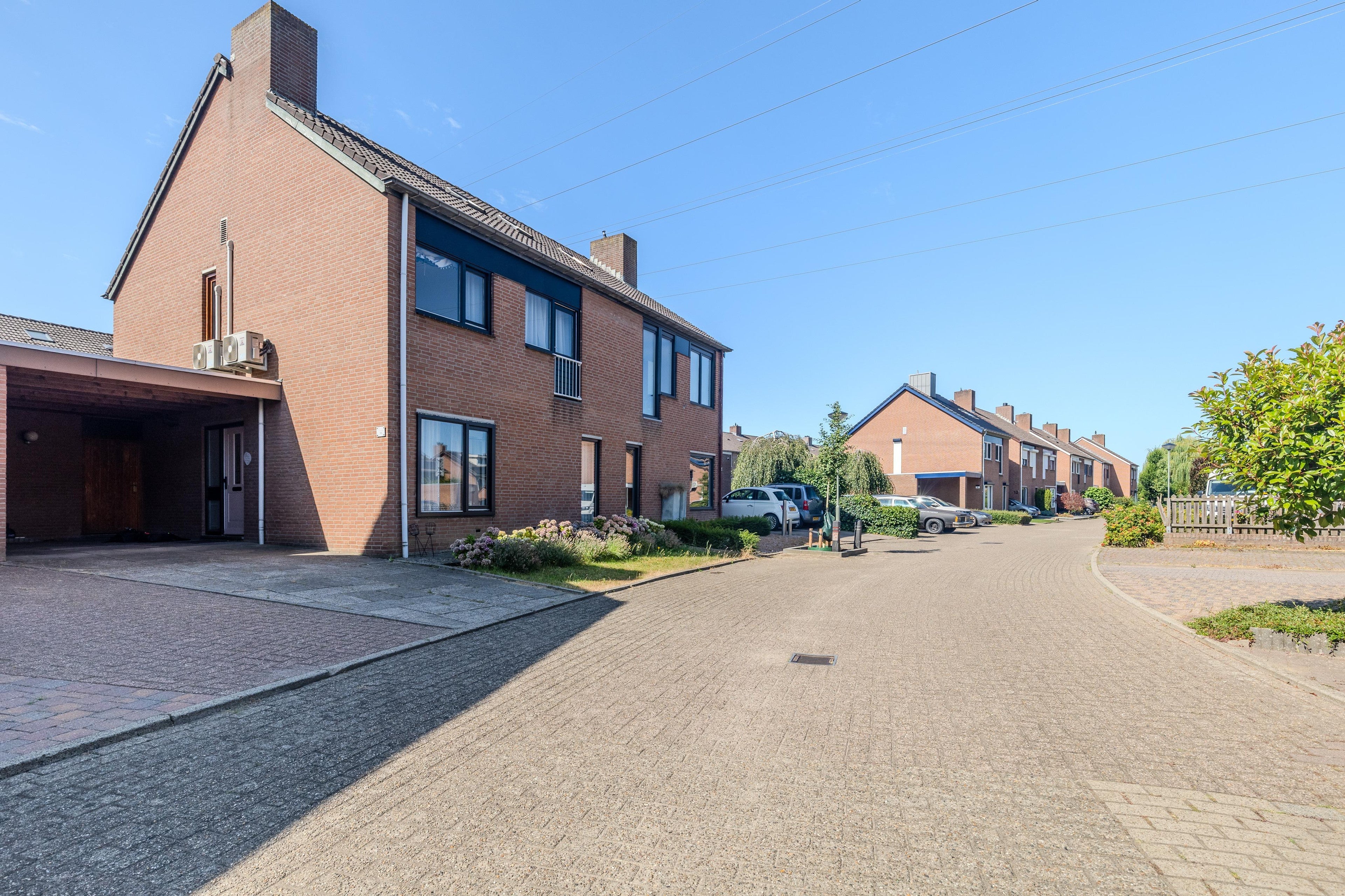 Tussenwoning te koop: Joost van den Vondelstraat 18, Elsloo