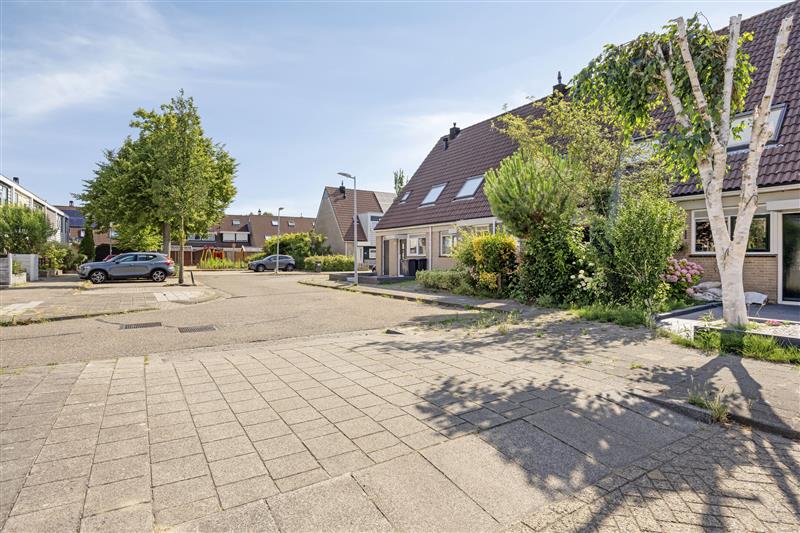 Tussenwoning te koop: Corversbos 195, Hoofddorp