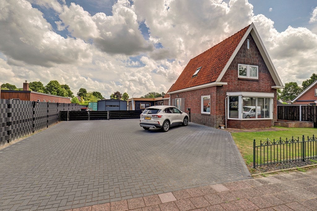 Huis Hoofdkanaal OZ 71 in Emmer-Compascuum