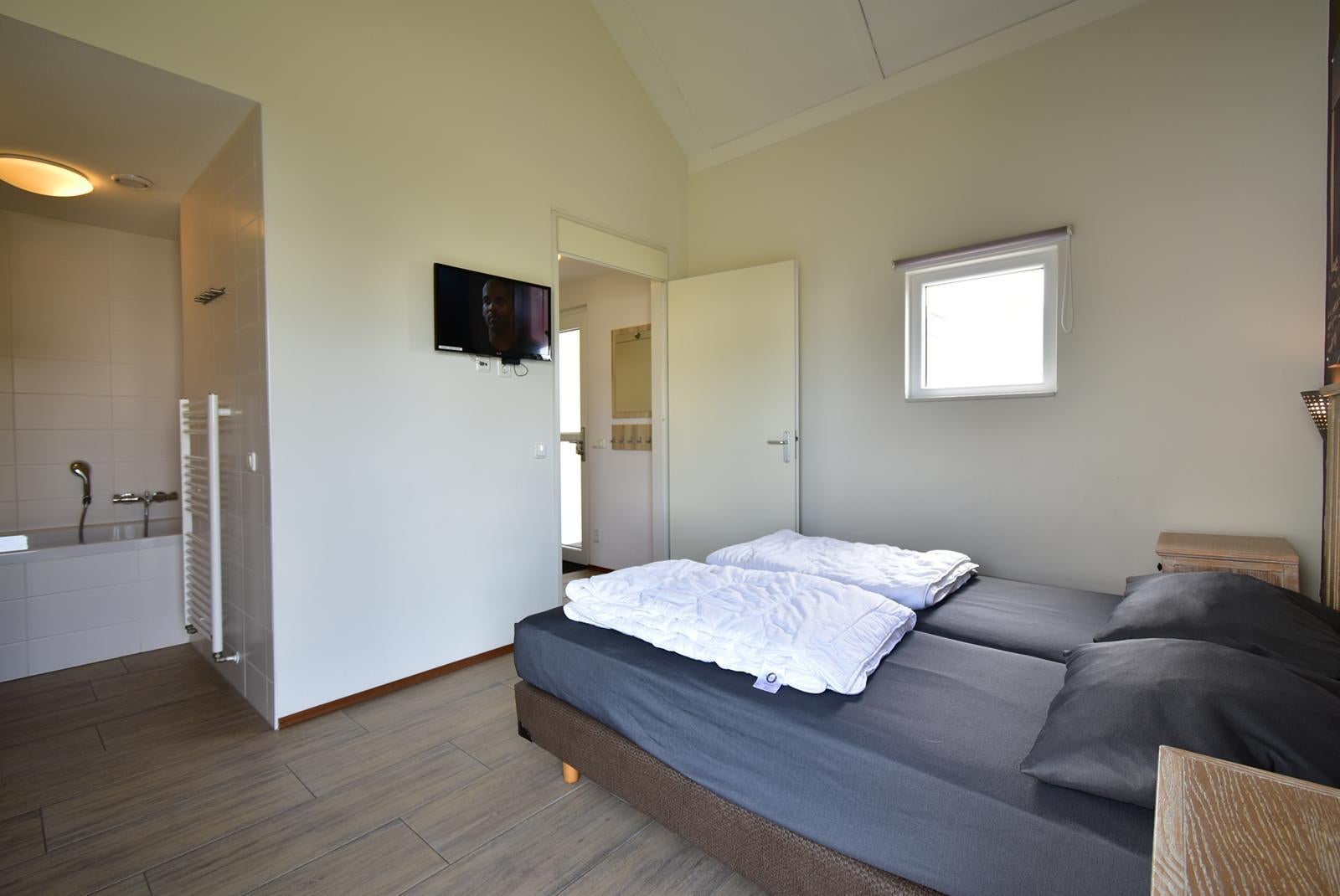 Vrijstaande woning te koop: Oude Nieuwlandseweg 11B4, Ouddorp