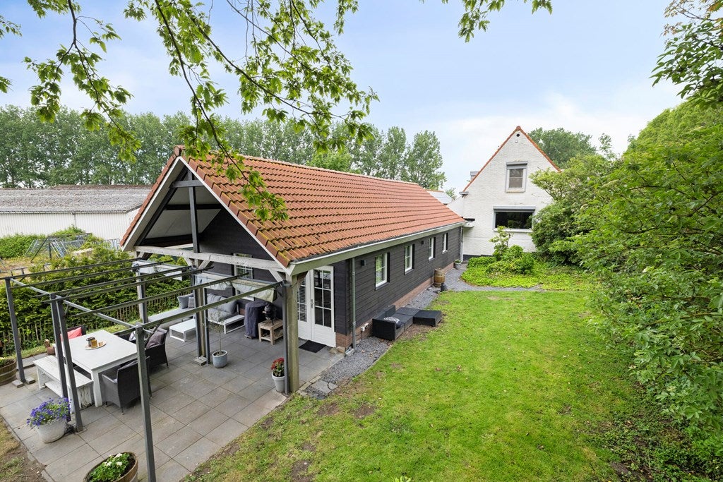 Huis Bloemendijk 4 in Dinteloord