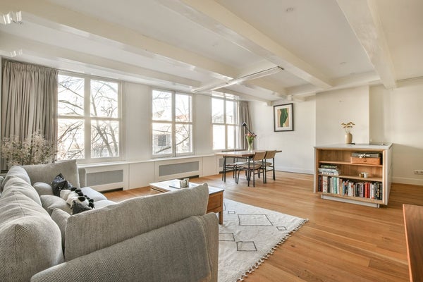 Flat Oudezijds Achterburgwal in Amsterdam