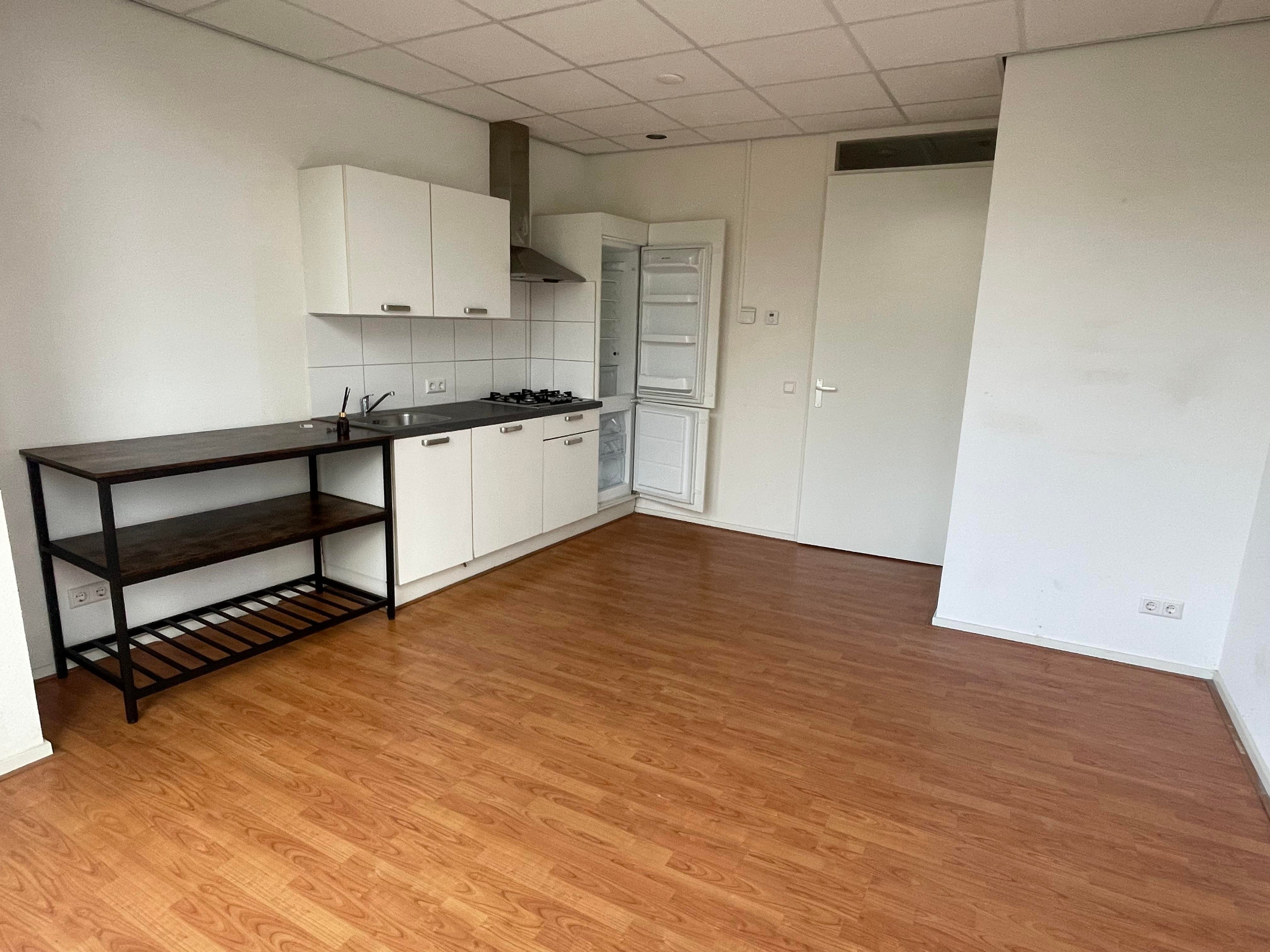 Studio te huur: Vredeman de Vriesstraat 16D, Leeuwarden