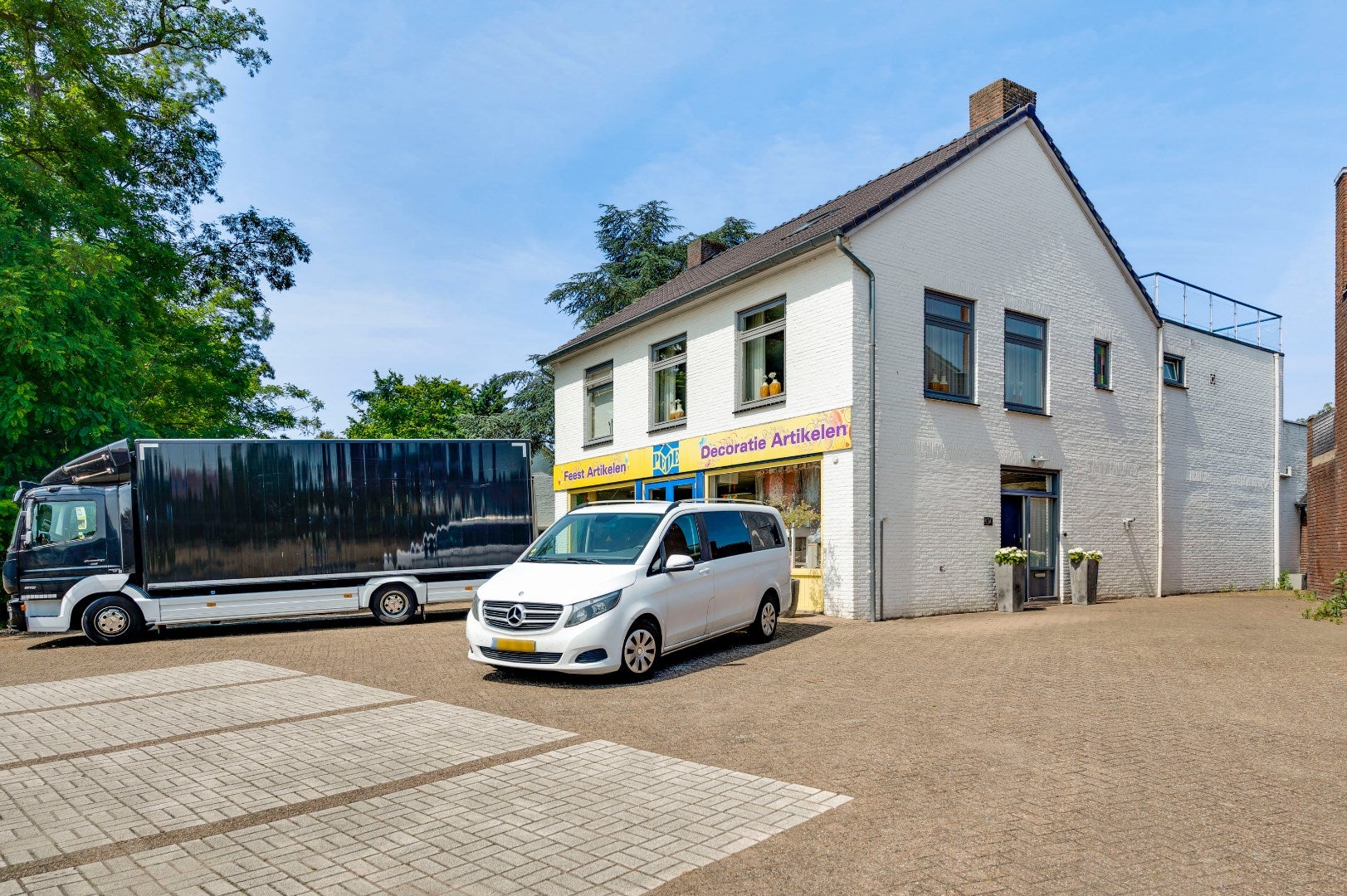 Huis Burg. Van Houtstraat 47 in Budel