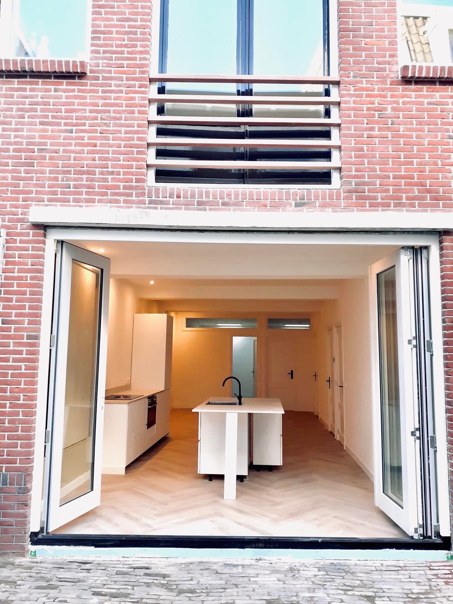 Flat Lange Raamstraat 16