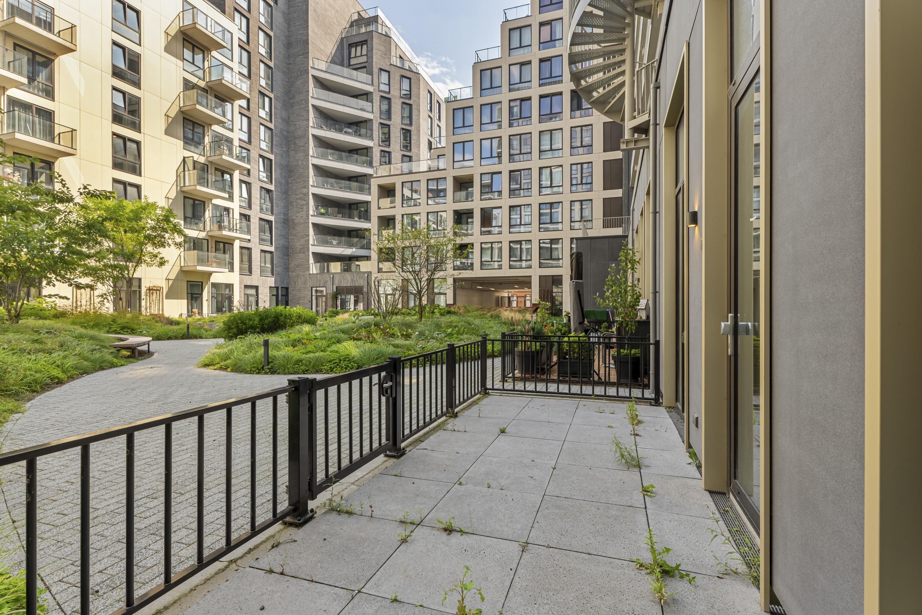 Appartement te huur: Mies Van Der Rohestraat 239, Hoofddorp
