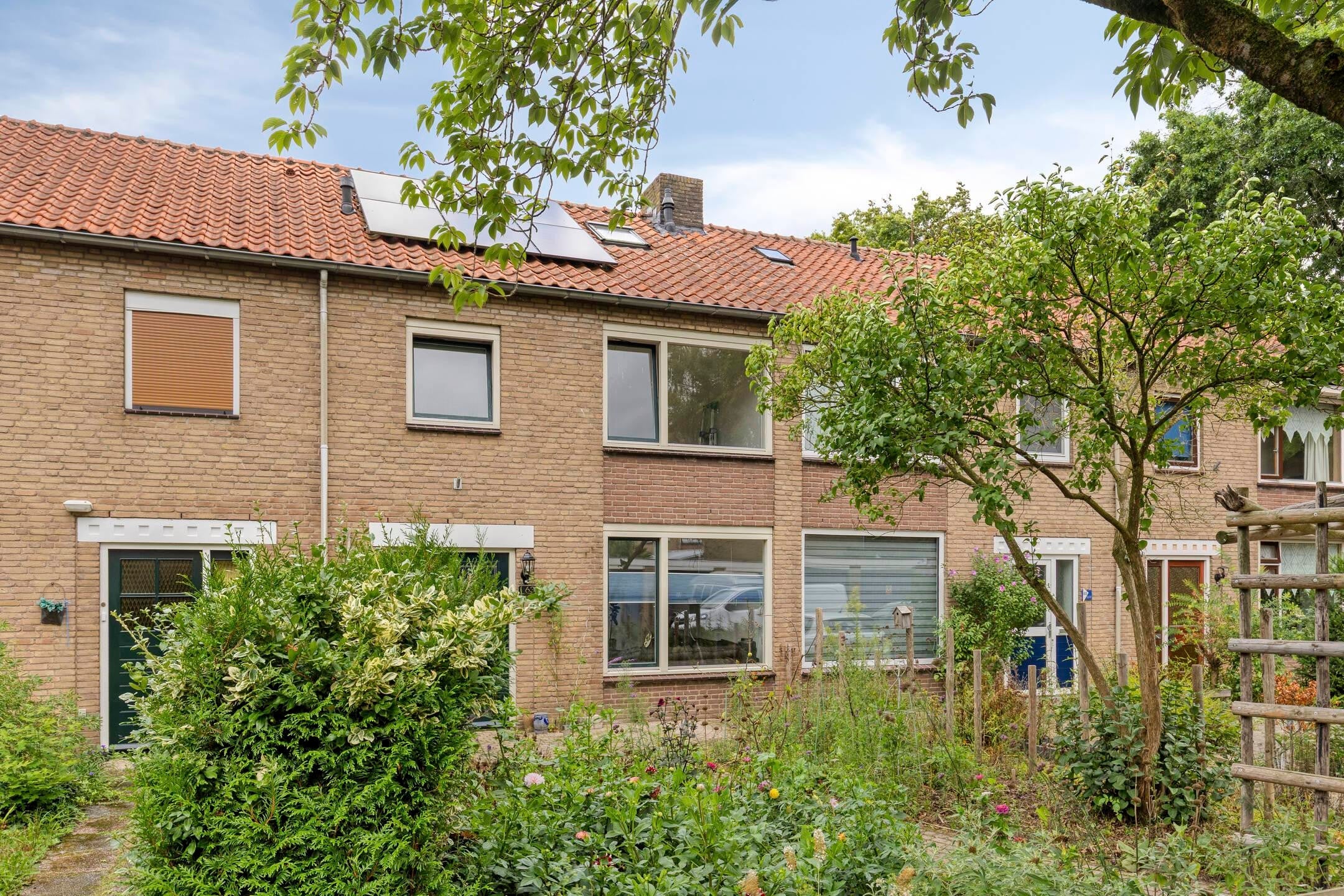 Tussenwoning te koop: Zwanensingel 63, Wijchen