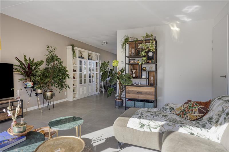 Tussenwoning te koop: Aan het Stichelen 12, Roermond