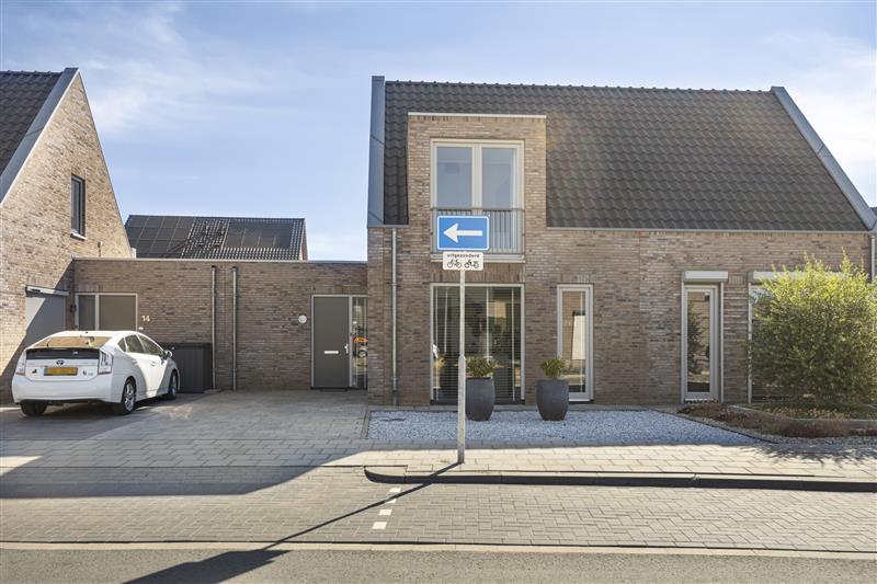 Tussenwoning te koop: Aan het Stichelen 12, Roermond