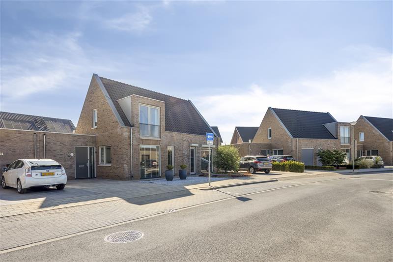 Tussenwoning te koop: Aan het Stichelen 12, Roermond