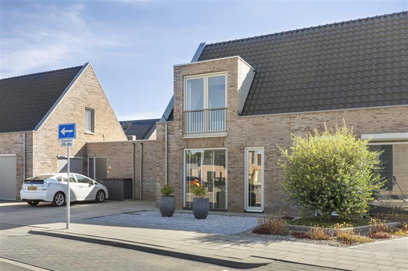 Tussenwoning te koop: Aan het Stichelen 12, Roermond