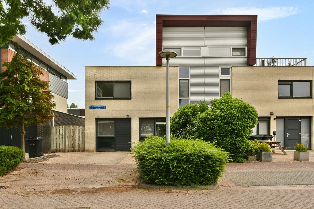 Huis E. du Perronstraat 25 in Almere