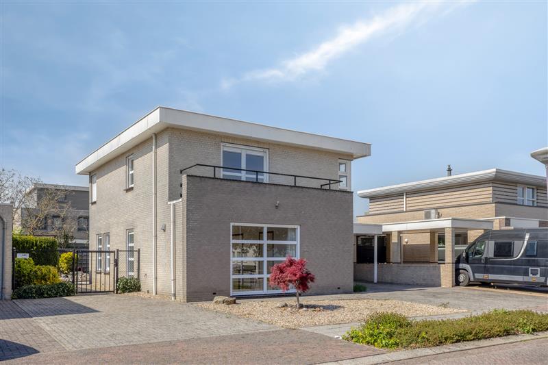 Huis Van Doesburgstraat 4 in Roermond