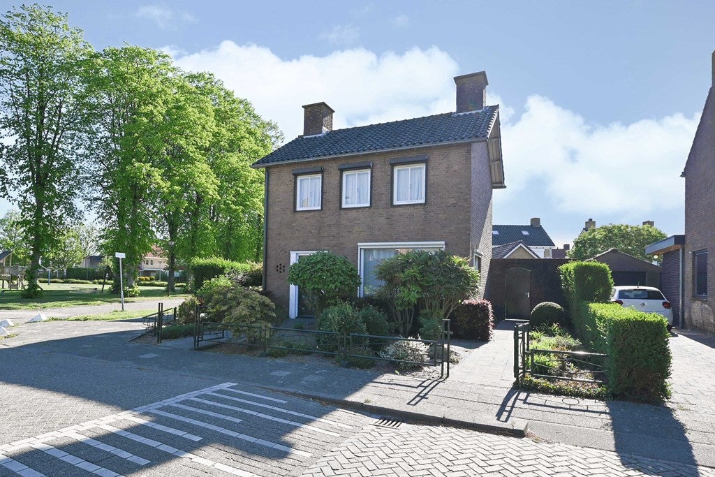 Huis Akkerlingen 13 in Hoeven
