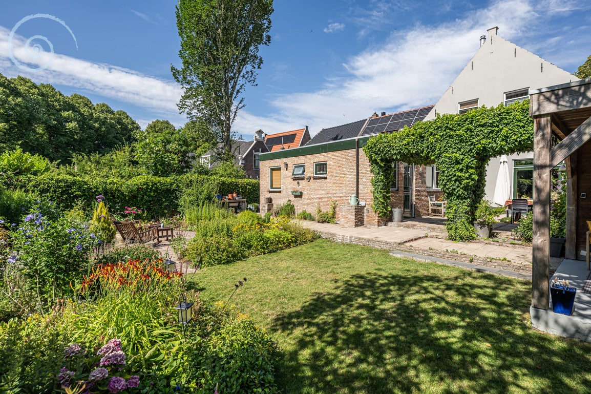 Tussenwoning te koop: Ring 11, Dirksland