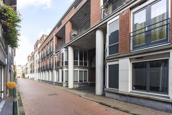 Flat Laan van Roos en Doorn 21 B in Den Haag