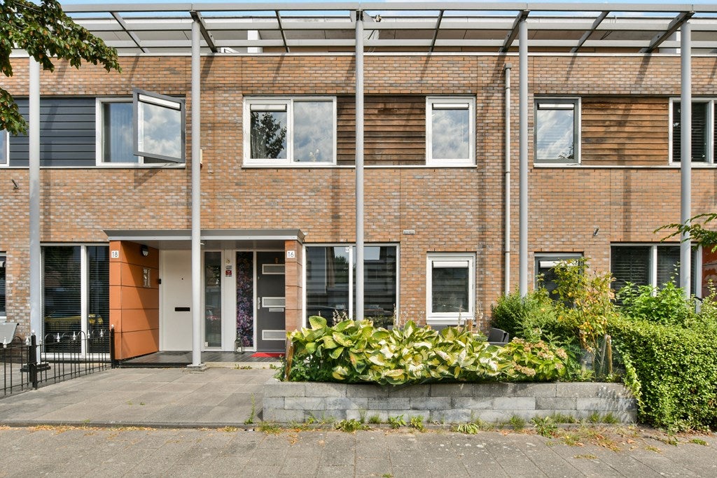 Huis Dick Laanweg 16 in Almere