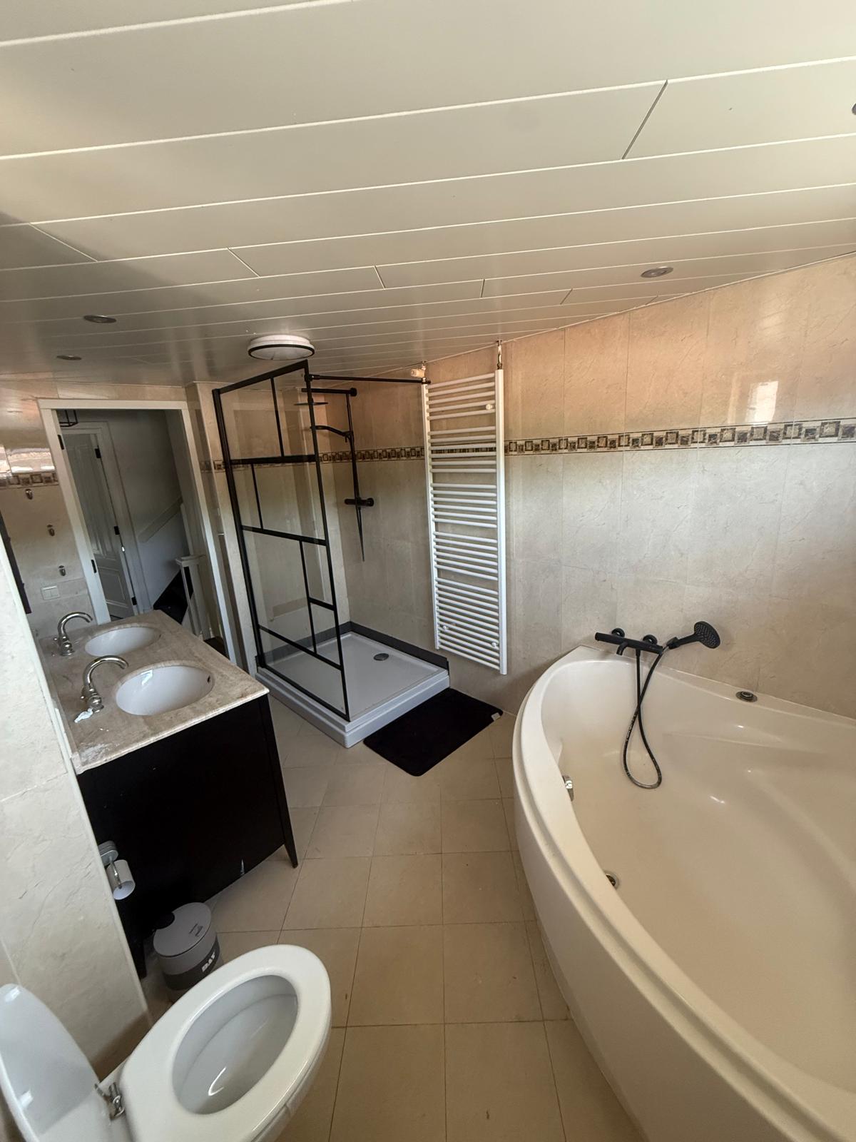 Hoekwoning te huur: Arendlaan 1, Tilburg