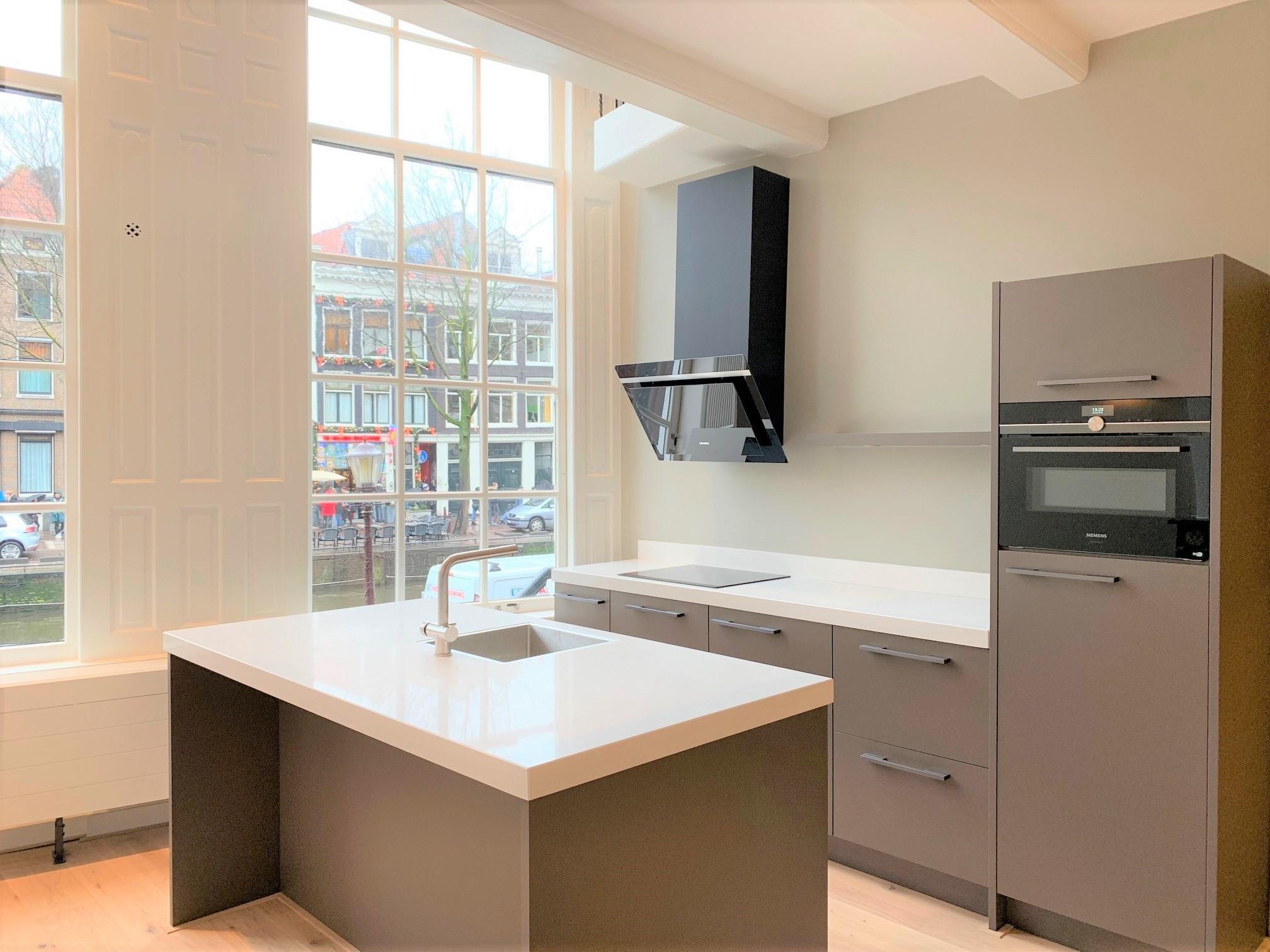 Woning te huur: Oudezijds Voorburgwal, Amsterdam
