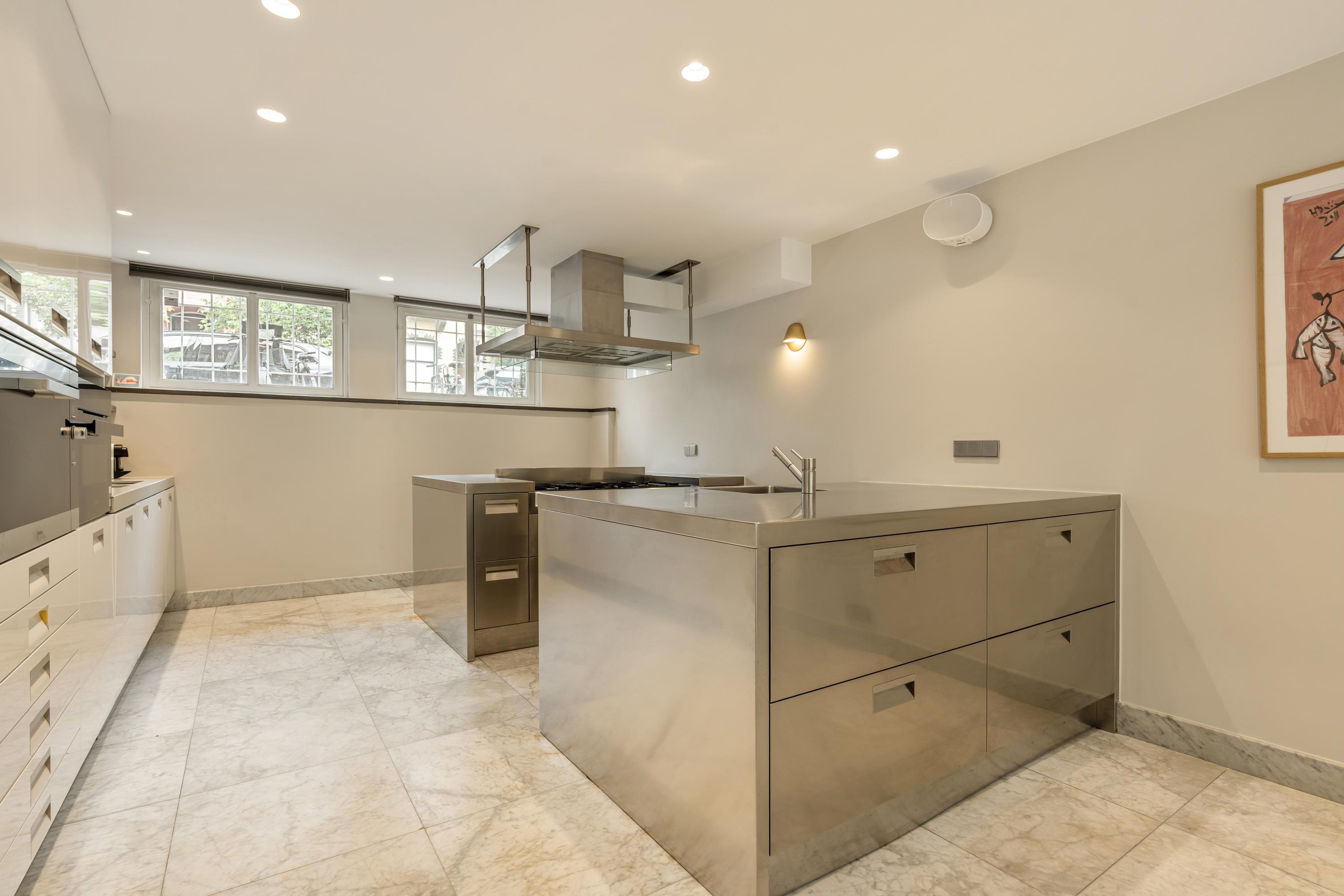 Tussenwoning te huur: Hogeweg 72, Amsterdam
