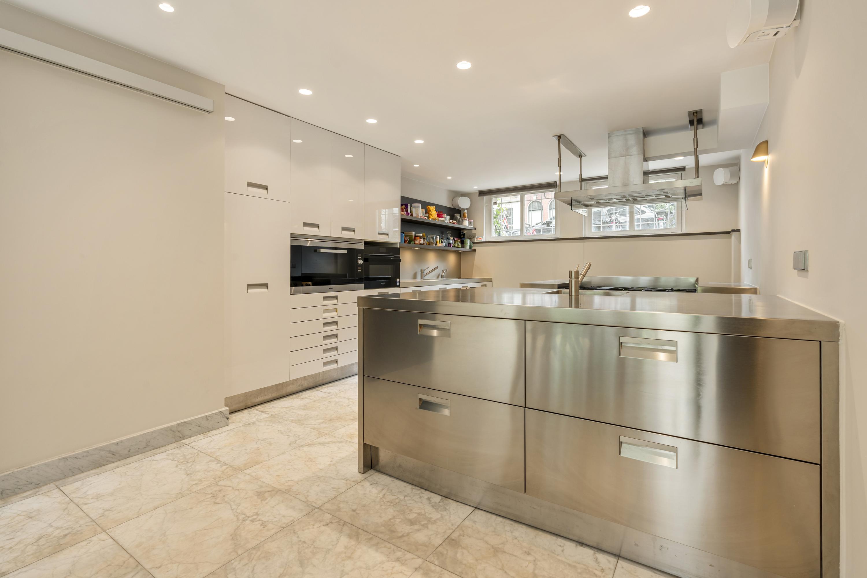 Tussenwoning te huur: Hogeweg 72, Amsterdam