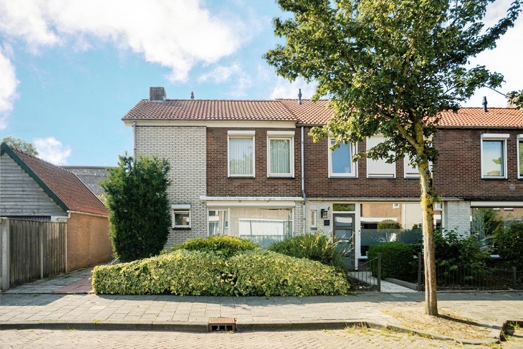 Huis Monseigneur van Hooydonkstraat 13 in Rijen