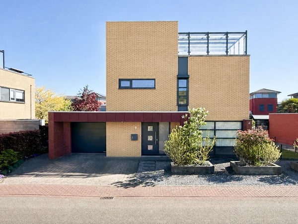 Huis Parelmoerboog 7 in Terneuzen