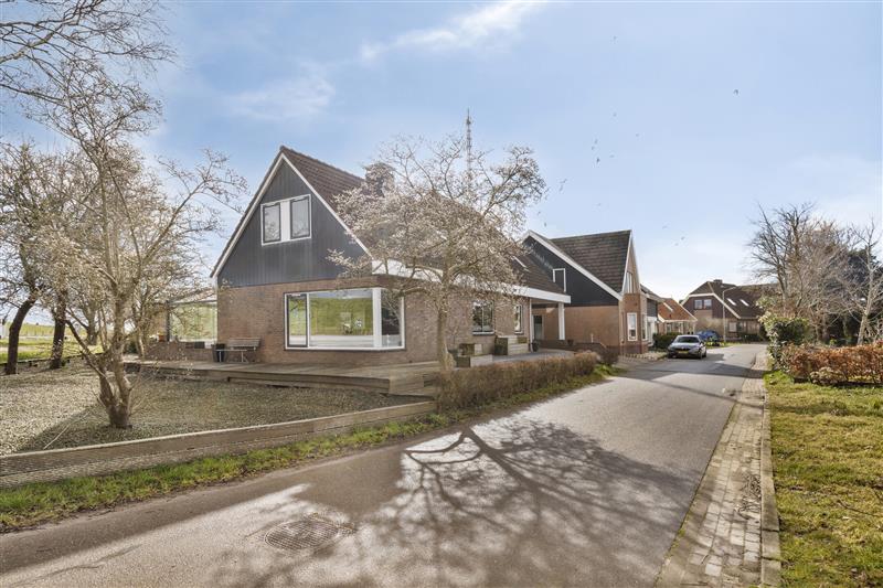 Huis Badhuisweg 15 in Warder