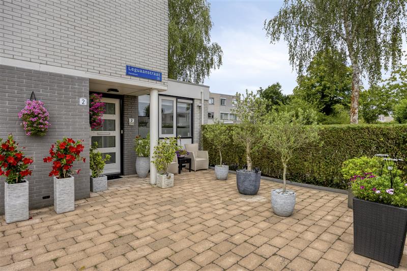 Hoekwoning te koop: Leguaanstraat 2, Almere