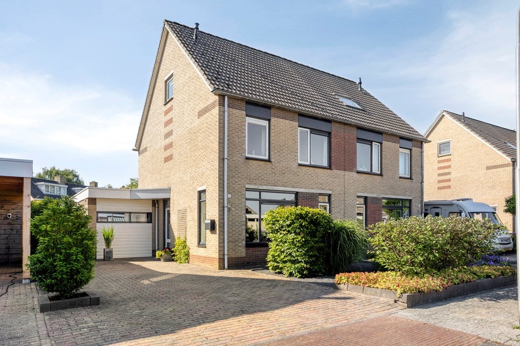 Twee-onder-één-kap te koop: Kaap 8, Emmeloord