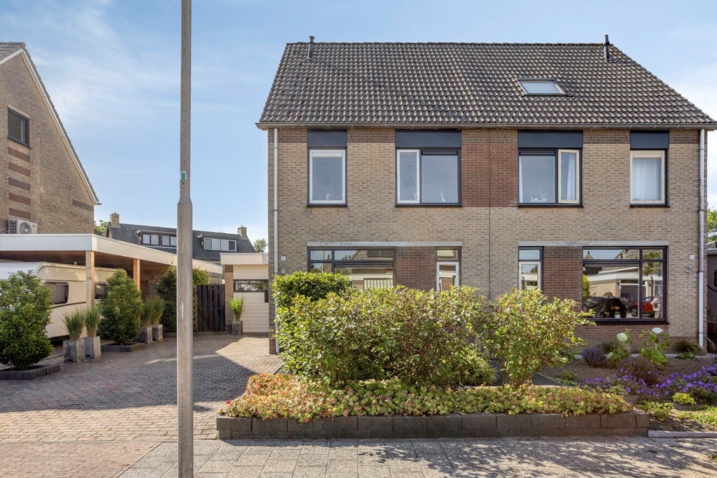 Twee-onder-één-kap te koop: Kaap 8, Emmeloord
