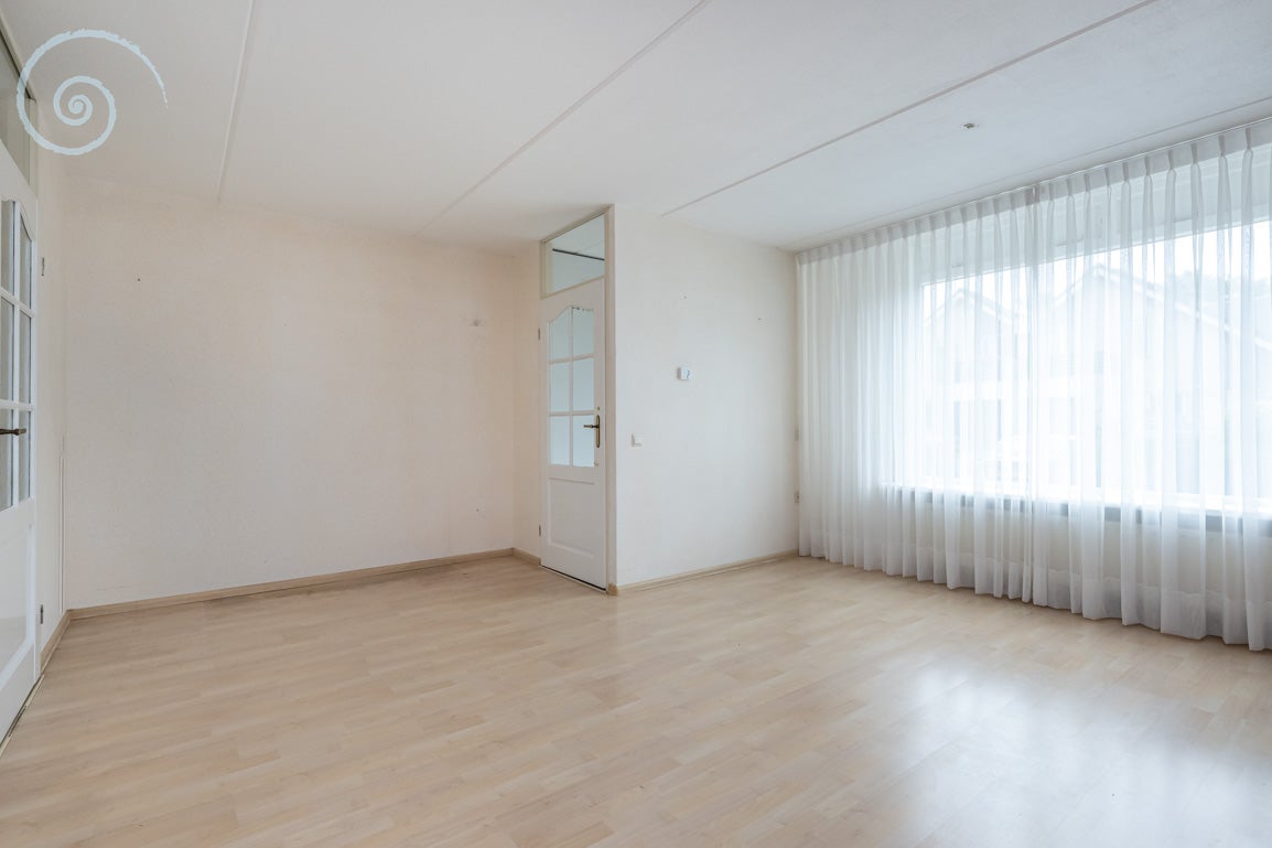 Tussenwoning te koop: Pimpelmees 26, Sommelsdijk