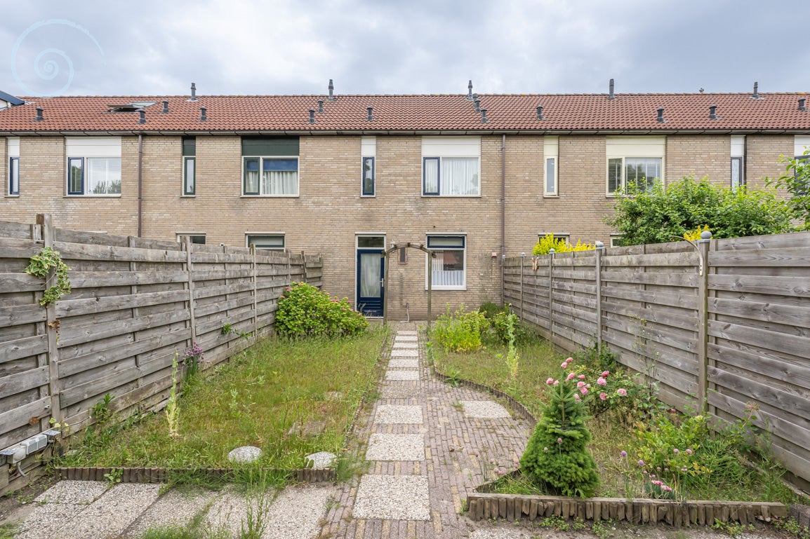 Tussenwoning te koop: Pimpelmees 26, Sommelsdijk