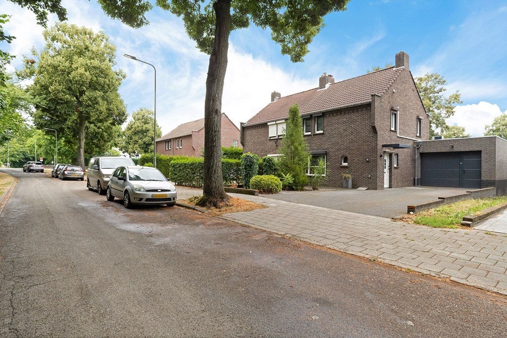 Twee-onder-één-kap te koop: Dr. Ariënsstraat 12, Sittard