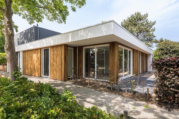 Huis Dokter Van Haeringenplantsoen 10 in Nieuw-Vennep