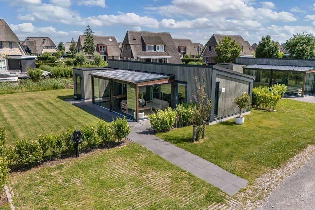 Huis De Bûtertonne 48 in Delfstrahuizen