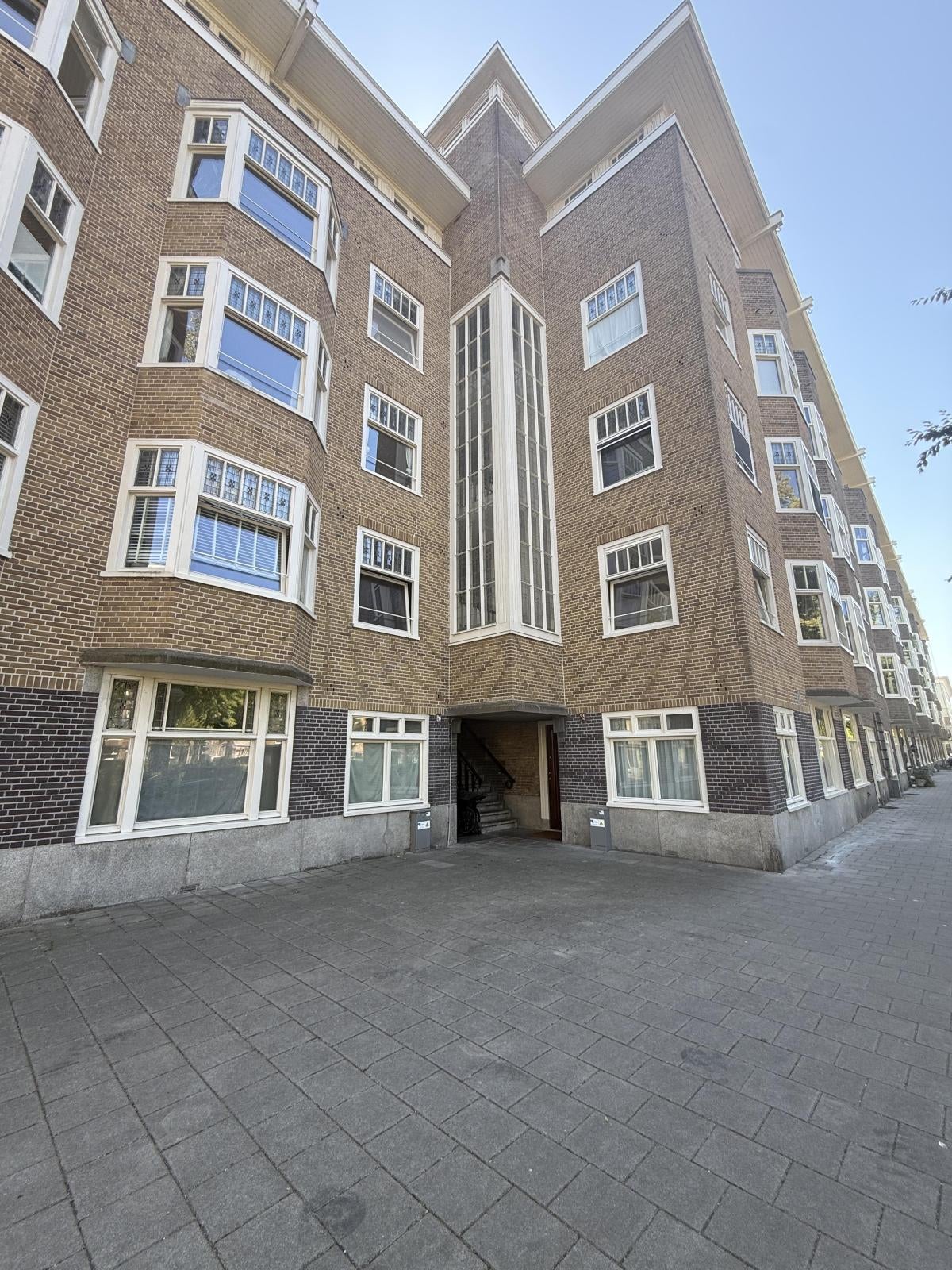 Van Tuyll van Serooskerkenweg 89 1 apartment