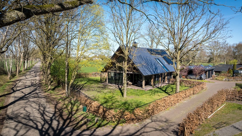 Huis Veldhuisweg 1 in IJhorst
