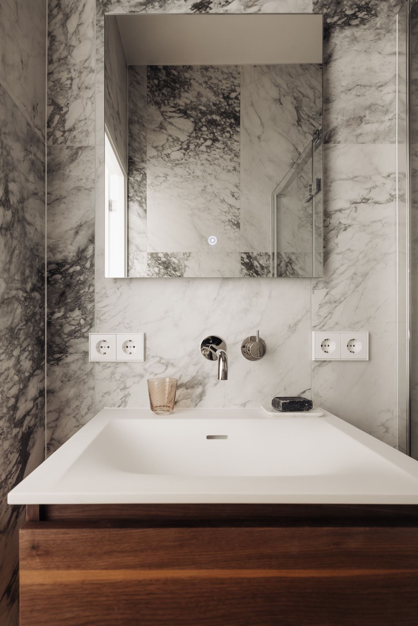 Woning te huur: Kromme Waal, Amsterdam