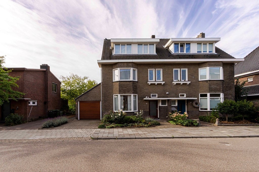 Twee-onder-één-kap te koop: Poststraat 30, Landgraaf