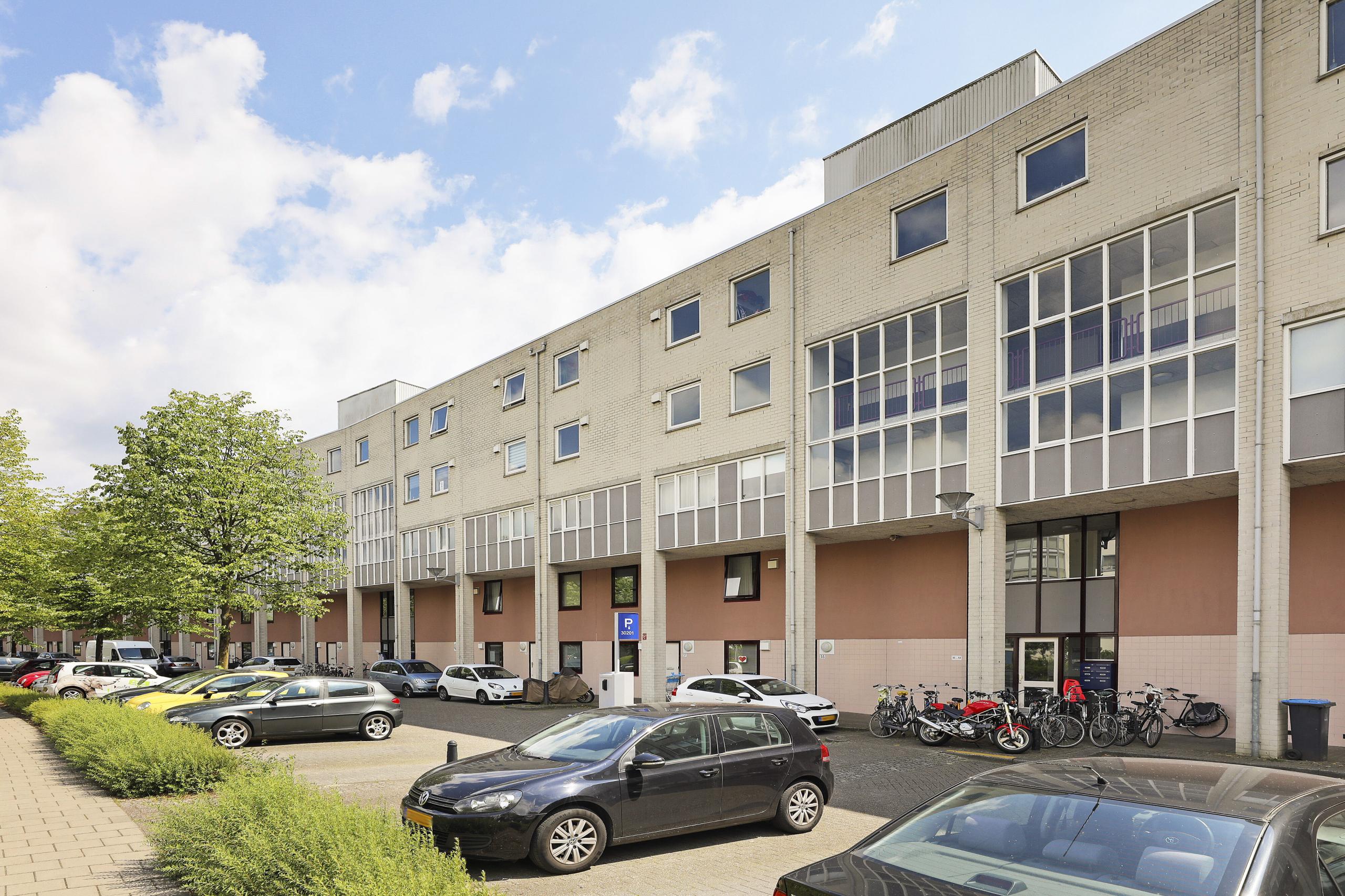 Flat Aartsbisschop Romerostraat 19