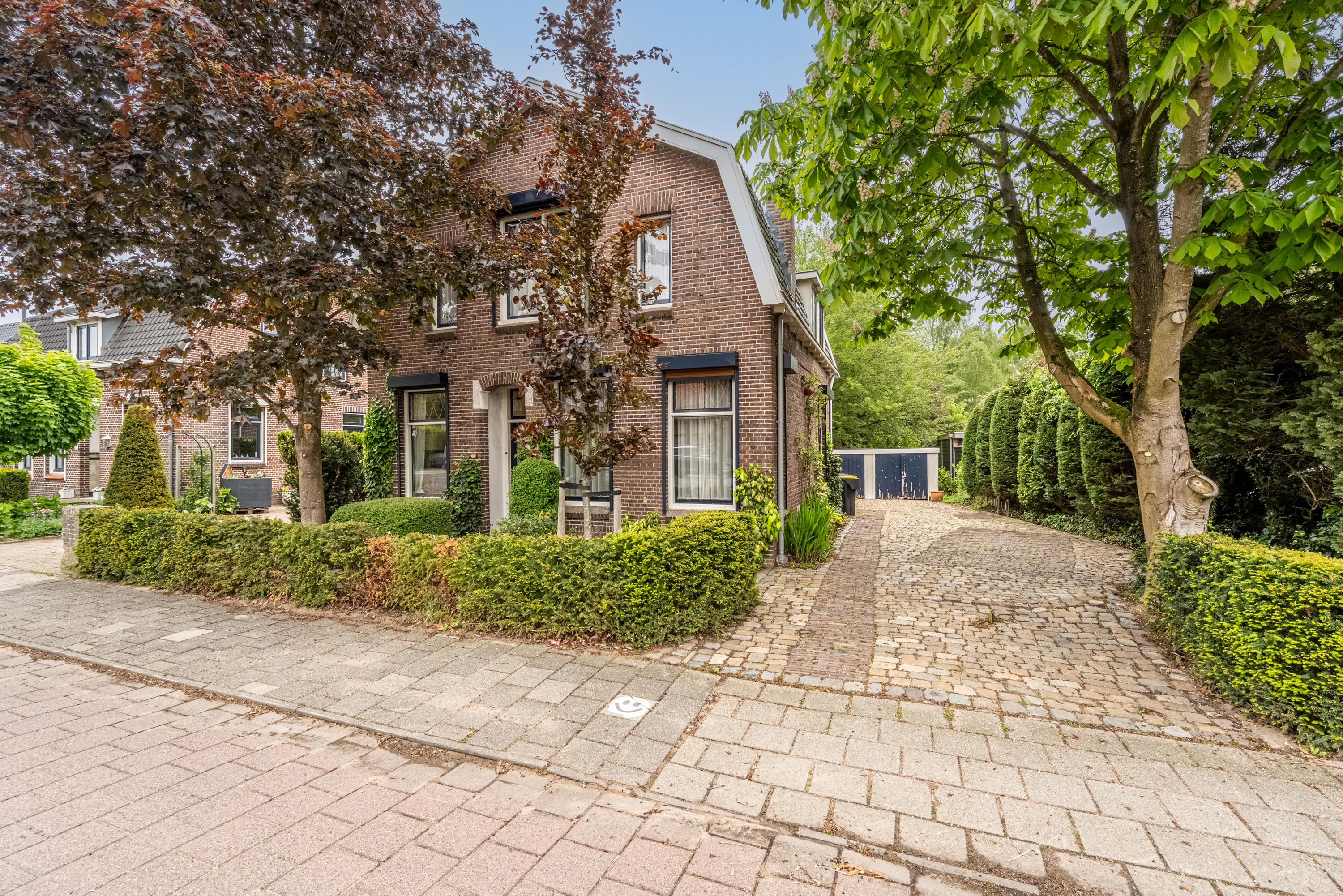 Huis Burg de Zeeuwstraat 104 in Numansdorp