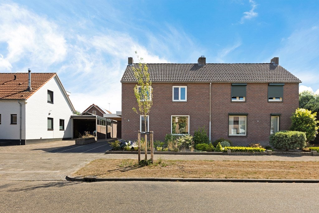 Twee-onder-één-kap te koop: Pater van Donstraat 12, Heibloem