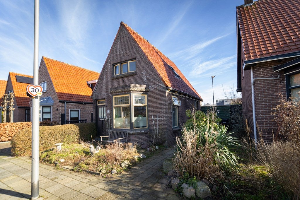 Huis Slingerweg 111 in Hippolytushoef